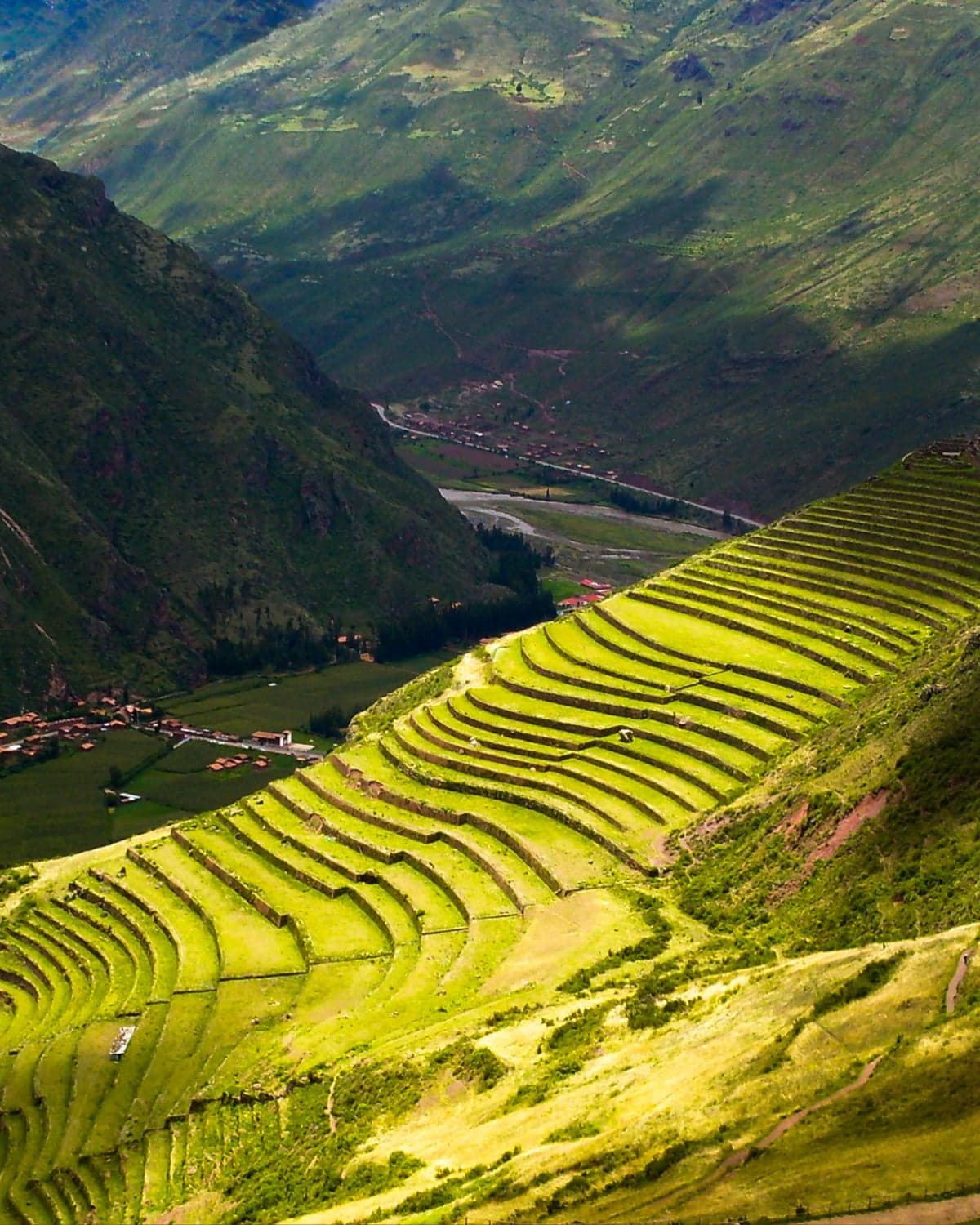 Terrazas incas del Valle Sagrado cascading hacia el río Vilcanota