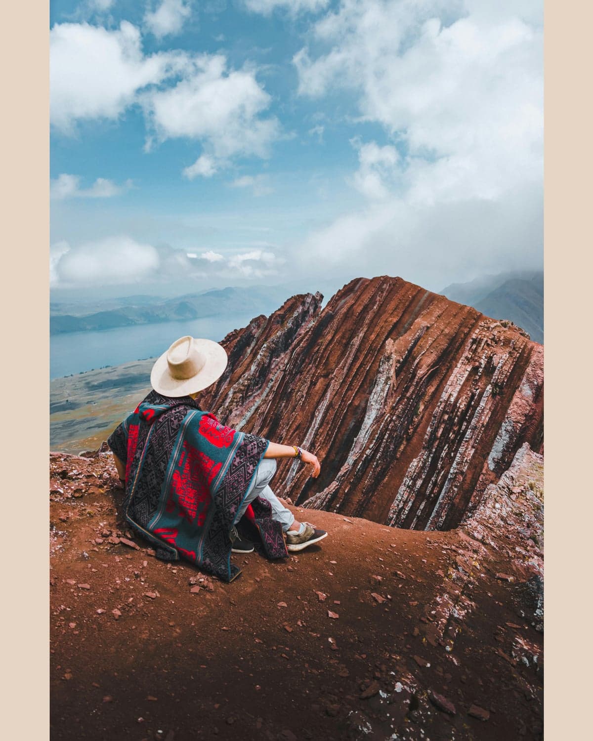 Silueta en poncho contemplando la cordillera al amanecer